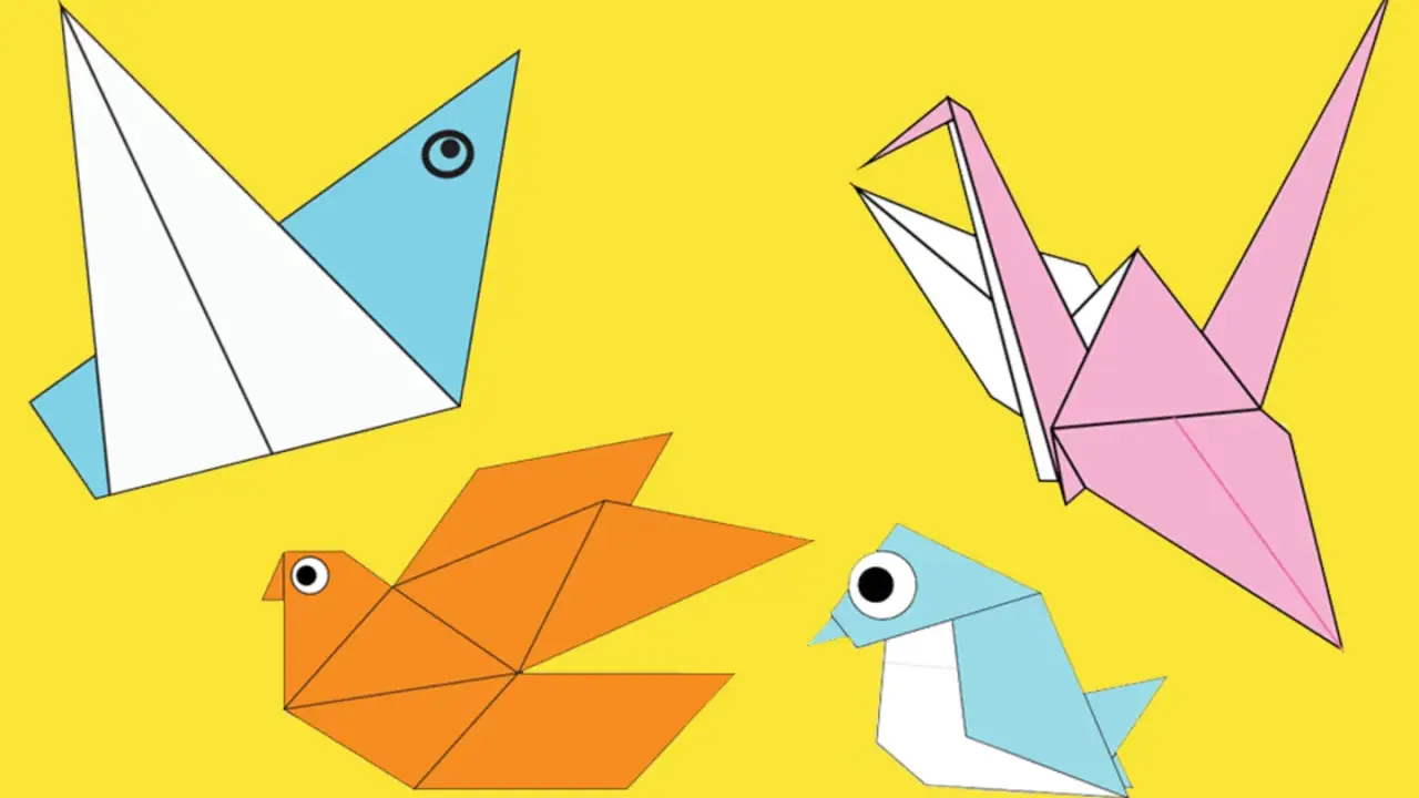 Vier bunte Origami-Vögel, darunter ein blauer Vogel, ein orangefarbener Vogel und ein rosa Kranich, scheinen sich auf einem gelben Hintergrund zu unterhalten. Ein weiterer blauer Vogel, der einem Origami-Pfau ähnelt, blickt nach links.