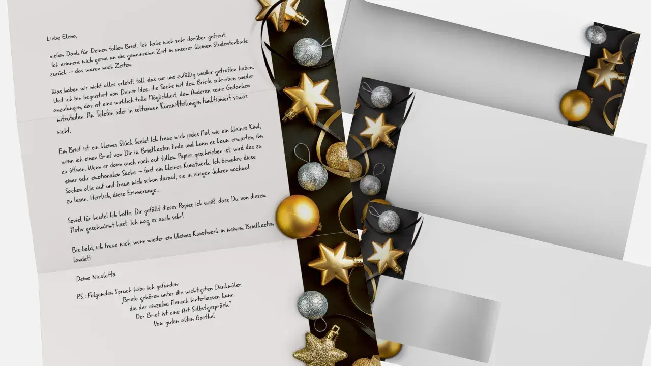 Weihnachtliches Briefpapier zum Ausdrucken kostenlos: goldene Sterne und Bänder auf schwarzem Grund, daneben ein Brief.