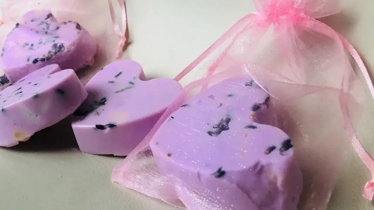 Lavendel-Herzen in rosa Säckchen – eine liebevolle Idee, um Lavendel Geschenke selber zu machen.