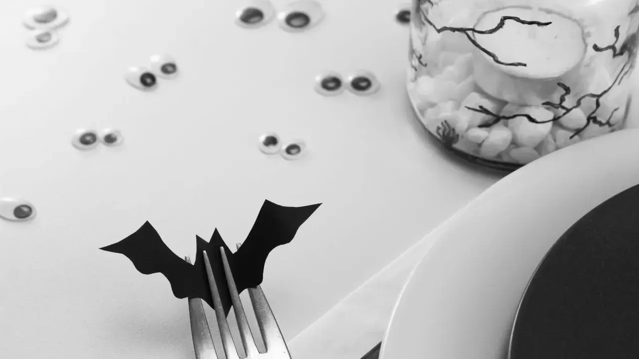 Last-minute Halloween Deko: Fledermaus auf Gabel, überall gruselige Augen und ein Spinnenglas. Perfekt für eine schnelle Gruselparty!