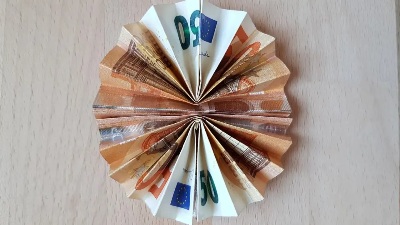 Gefaltetes Geld, das wie eine Socke aussieht, mit 50-Euro-Scheinen, die zu einem Fächer geformt sind.