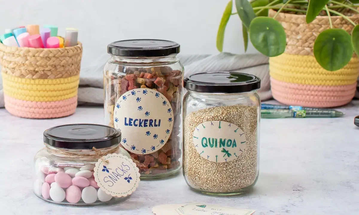 DIY Etiketten zum Ausdrucken verschönern Gläser mit Leckerlis, Quinoa und Snacks. Liebevoll gestaltet für die Küche.