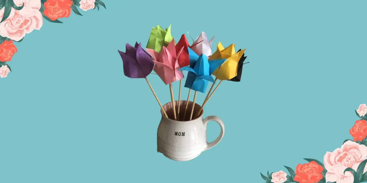 Bunter Strauß Origami-Tulpen in einer Tasse mit der Aufschrift "MOM". Perfekt als Geschenk zum Muttertag.