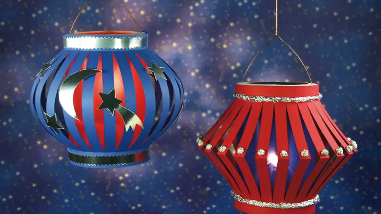 Zwei selbstgebastelte Lampions, die zum Lampion falten einladen. Einer mit Mond und Sternen, der andere mit funkelnden Steinchen.