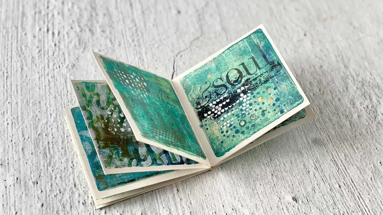 Ein aufgeschlagenes Leporello zum Thema "Soul" mit abstrakten, grünen und blauen Mustern, ideal zum Basteln.