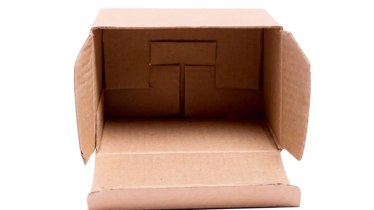 Offene, rechteckige Schachtel aus Pappe, ideal als Bastelvorlage für eigene Kreationen.