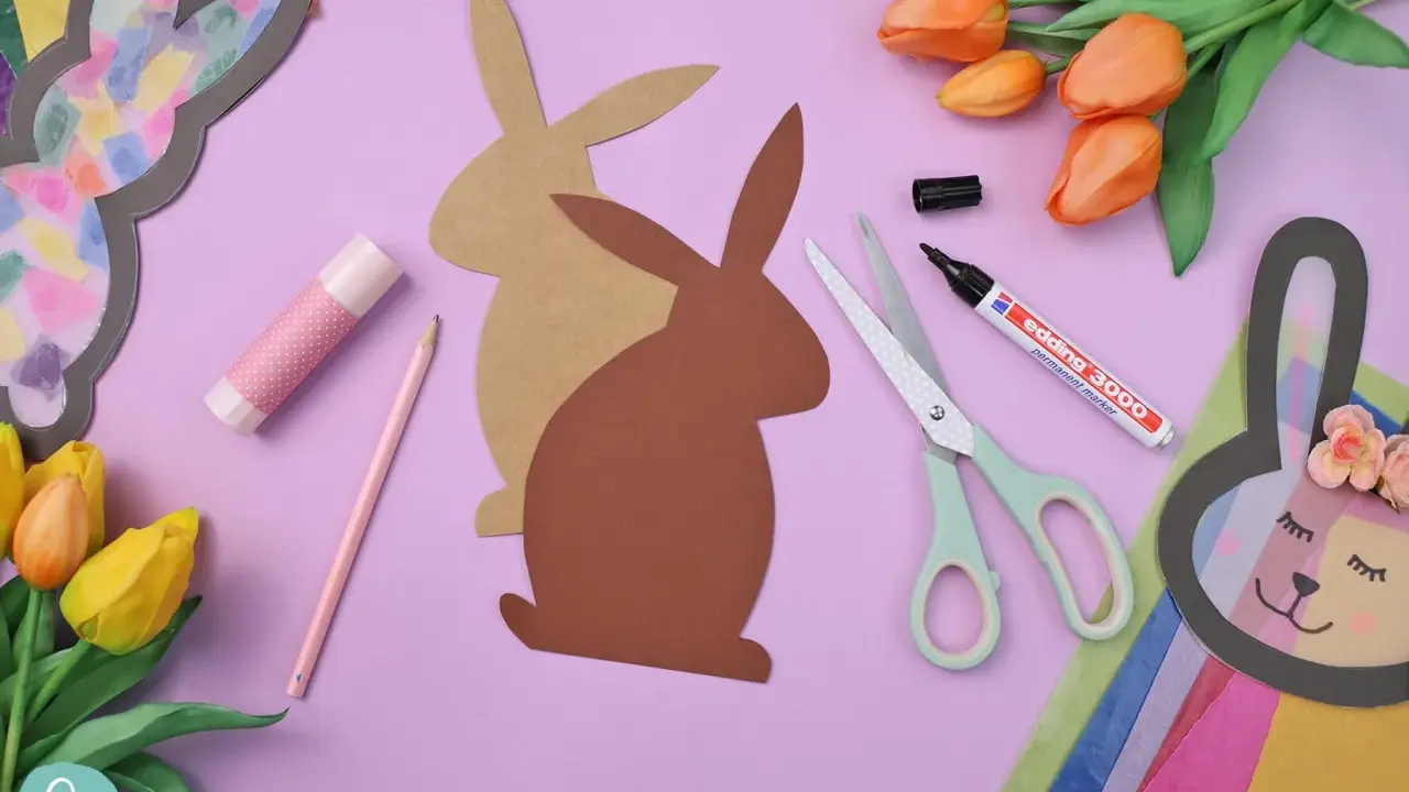 Bastelmaterialien für einen Osterhasen aus Tonpapier: Schere, Stift, Kleber, Tulpen und Hasen-Vorlagen.