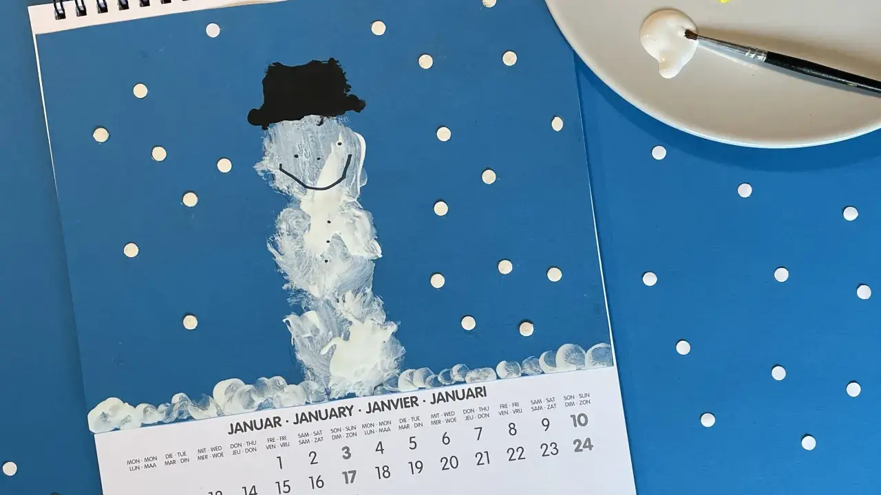 Schneemann-Malerei auf Kalenderblatt für Januar. Tolle kalender basteln ideen für die monate.