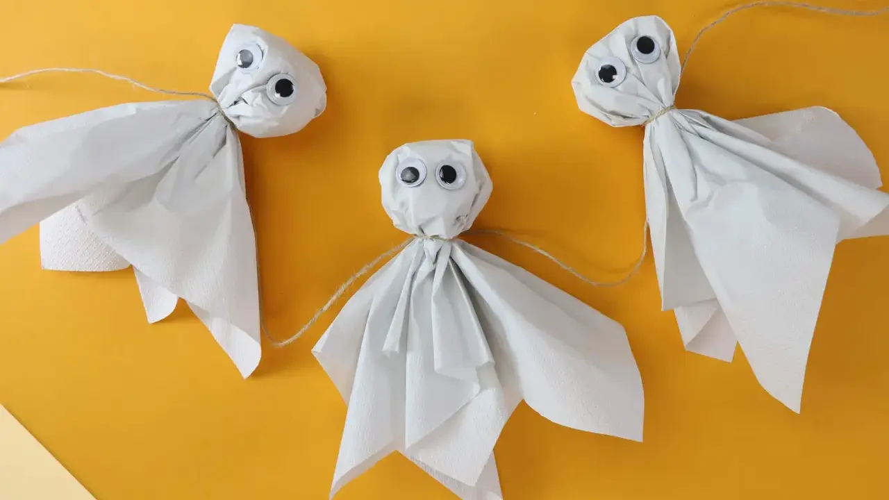 Drei süße Geister aus Papier, die zum Basteln einladen. Perfekt für Halloween-Deko, mit einfachen Vorlagen zum Nachmachen.