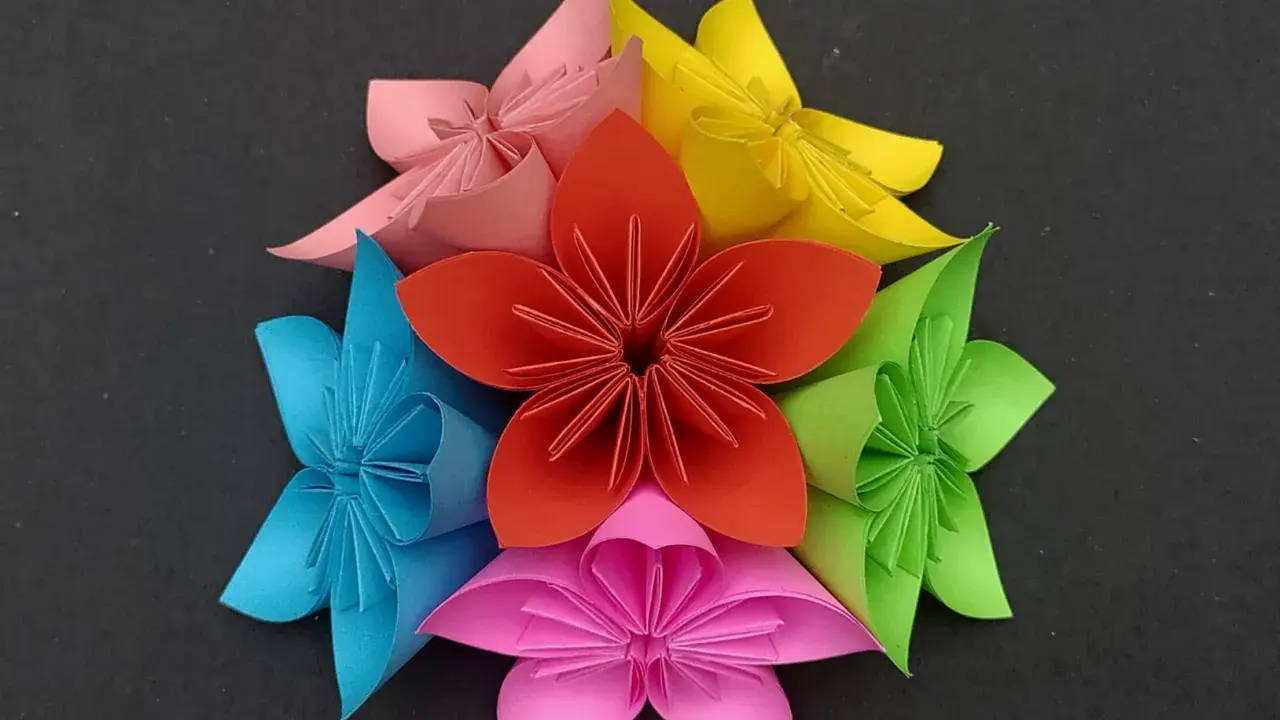 Bunte Papierblumen, kunstvoll gefaltet, ein Beispiel für schönes Blumen basteln.