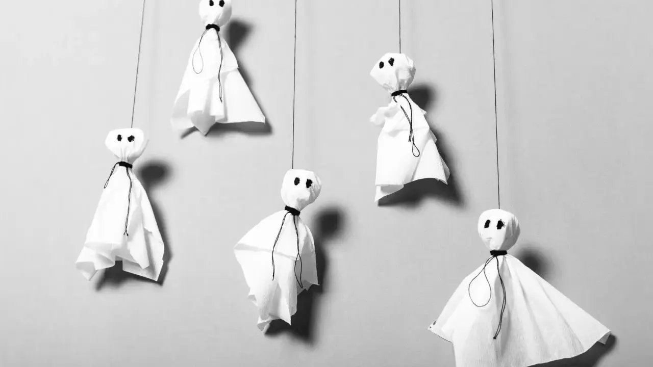 Fünf schwebende Geister aus weißem Papier, perfekt für Halloween Deko selber machen Vorlagen. Einfach und gruselig!