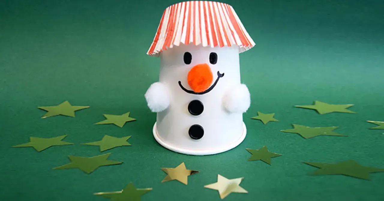 Ein süßer Schneemann basteln mit Becher, Wattebällchen und Sternenkonfetti.