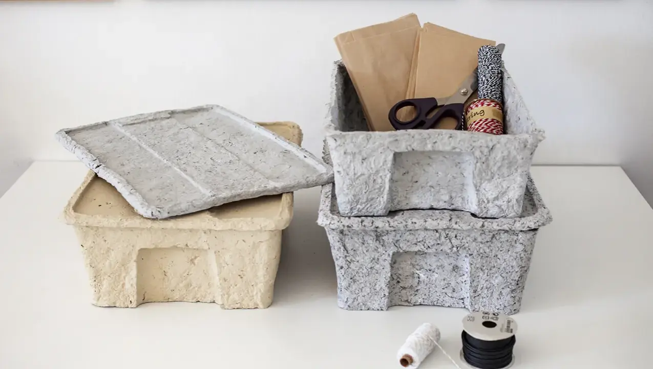 Pappmache-Körbe in Grau und Beige, bereit zum Trocknen. Die Frage, wie lange braucht Pappmache zum Trocknen, hängt von vielen Faktoren ab.