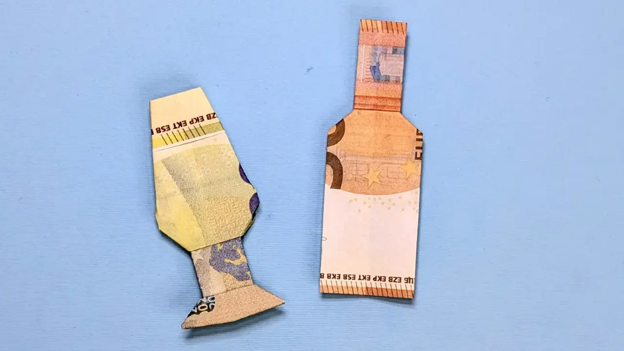 Zwei gefaltete Euroscheine, die eine Flasche und eine Art Vase darstellen. Geld falten flasche.