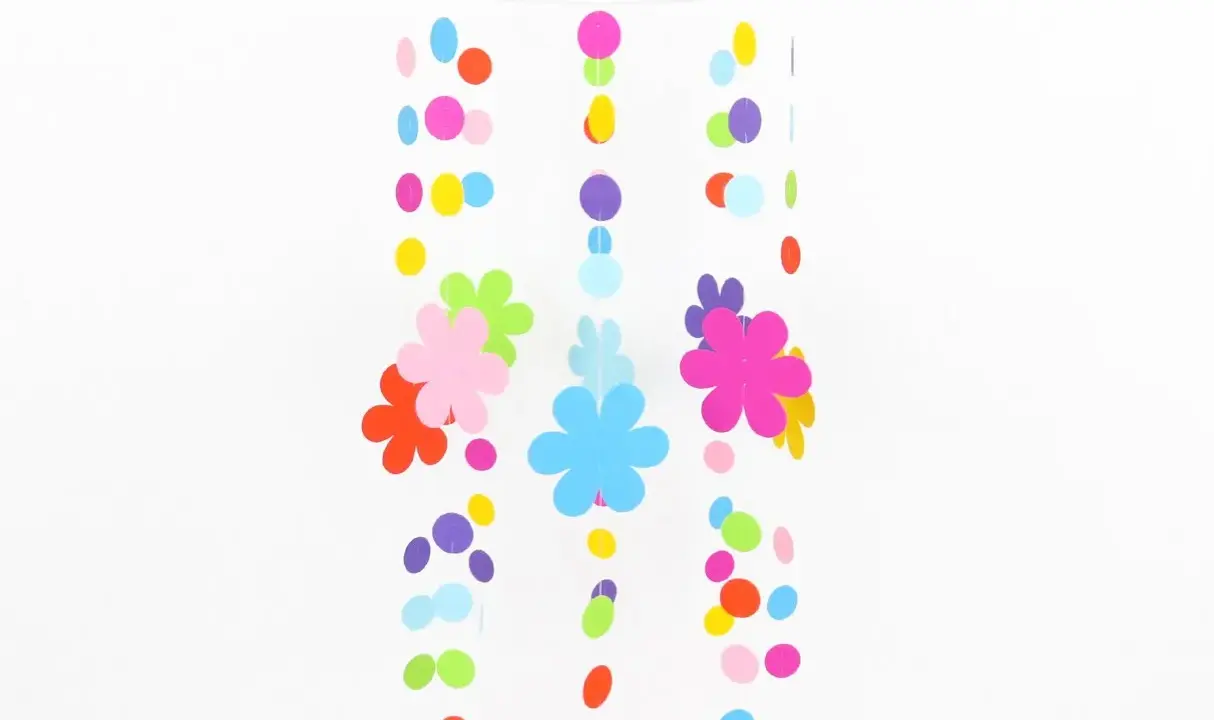 Buntes Mobile aus Papierblumen und Kreisen, eine tolle mobile basteln anleitung für Kinder.