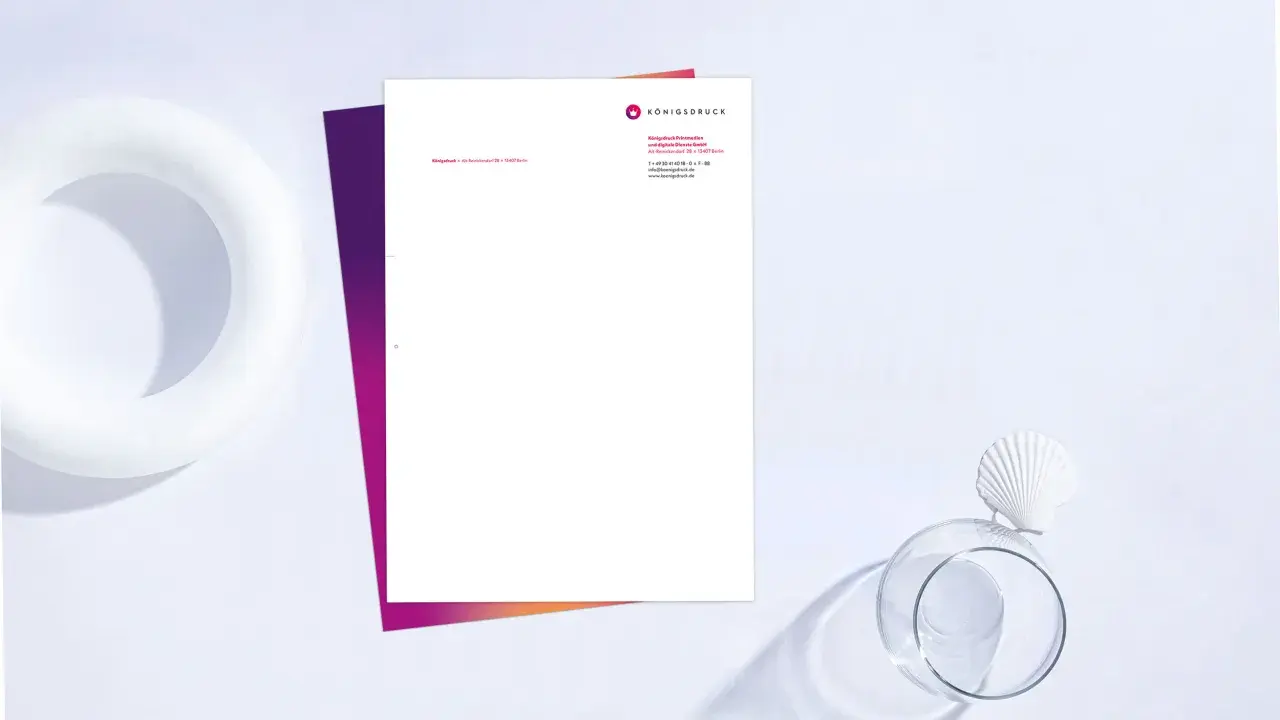 Modernes Briefpapier zum Ausdrucken mit dezentem Farbverlauf und Firmenlogo. Ideal für professionelle Korrespondenz.