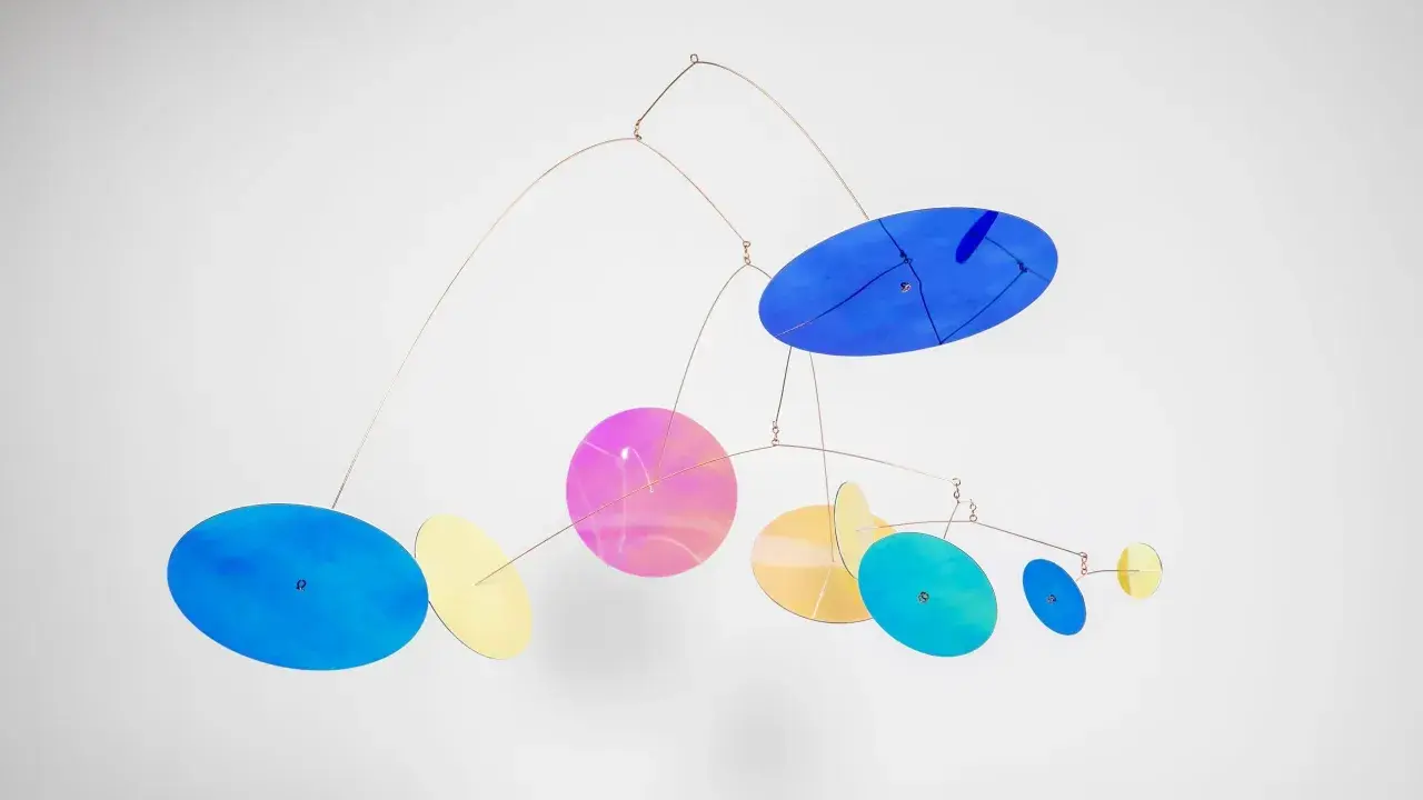 Ein mobiles Kunstwerk mit bunten Scheiben, das an filigranen Drähten hängt. Perfekt für mobile erwachsene basteln Projekte, die Farbe und Bewegung in den Raum bringen.