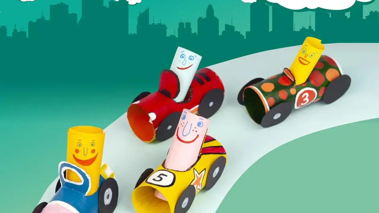 Vier bunte Rollenautos mit Gesichtern rasen auf einer Rennstrecke. Ein tolles Beispiel für auto basteln einfach!