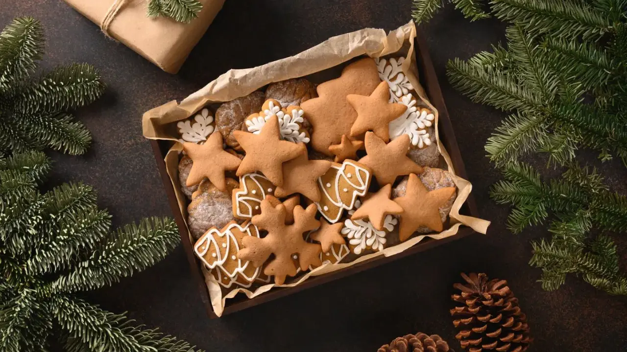 Leckere, selbstgemachte Weihnachtskekse in Stern- und Baumform, verpackt als liebevolle Weihnachts giveaways.