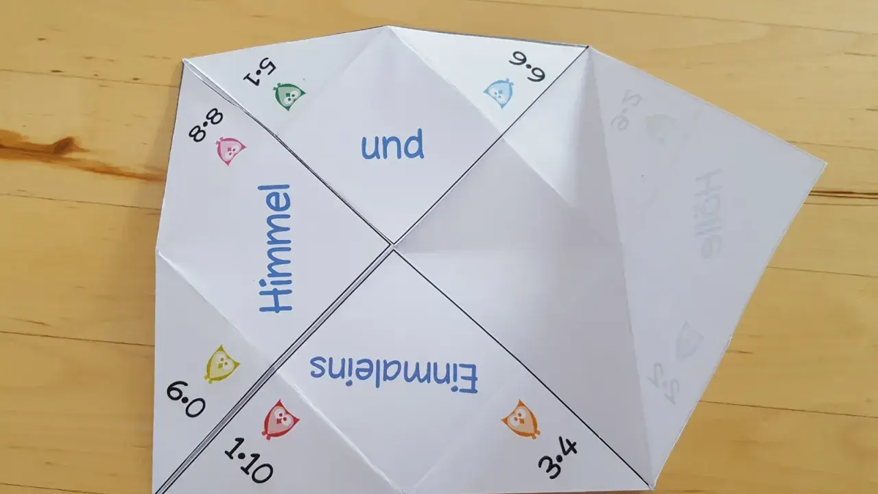 Ein selbstgebastelter Schnapper mit Zahlen und Begriffen wie "Himmel" und "Einmaleins".