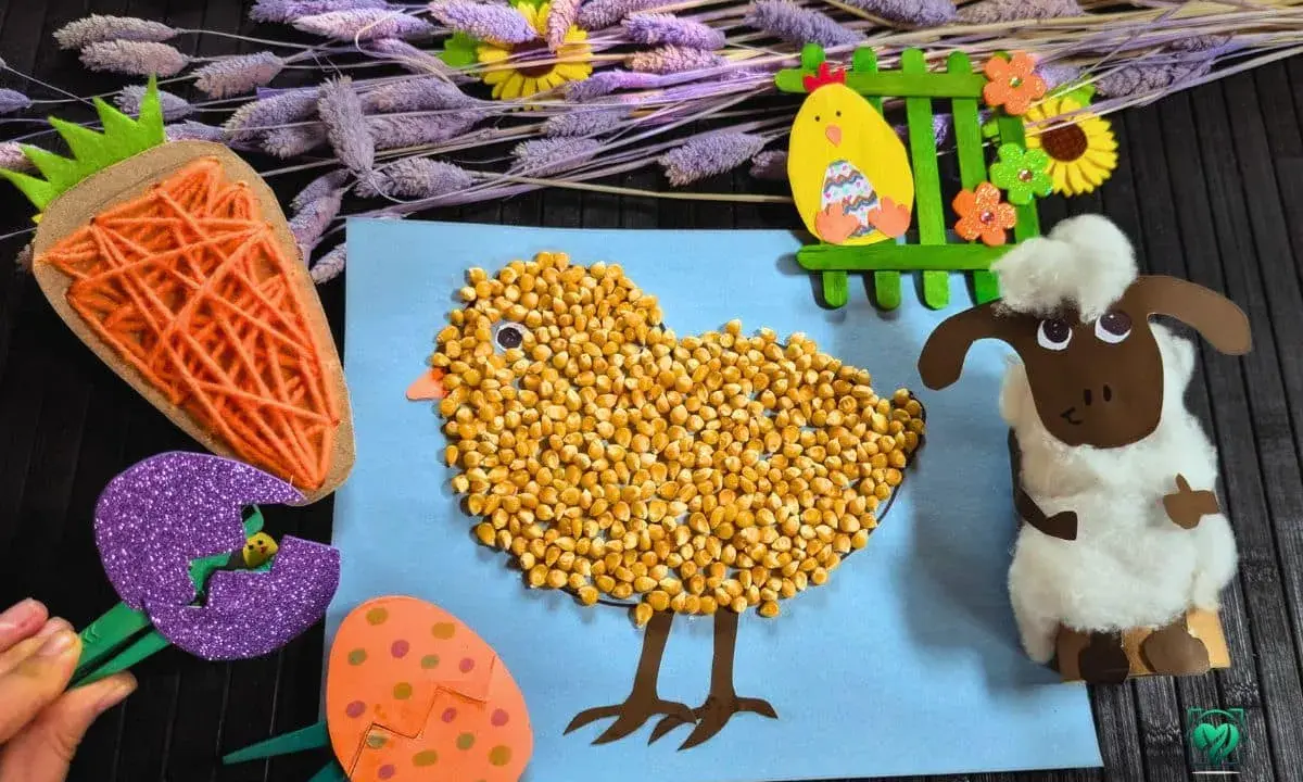 Bunte Oster bastelideen für Kinder: Ein Küken aus Körnern, ein Schaf aus Watte, Karotte & Ostereier.