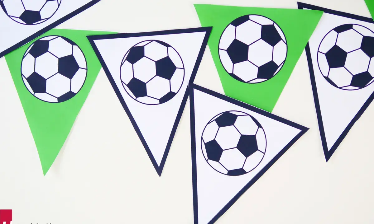 Fußball-Girlande mit Wimpeln in Grün und Weiß, die klassische Fußbälle zeigen. Perfekte vorlage fussball für jede Party.