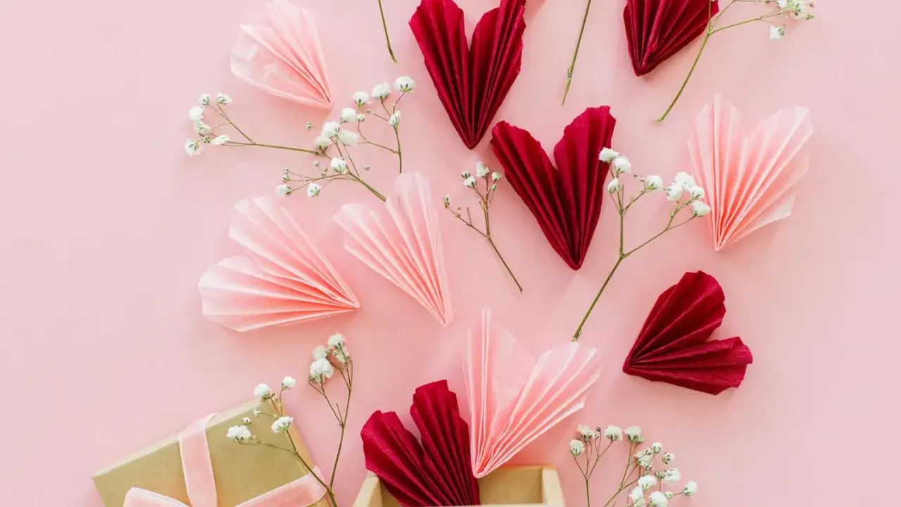 Verliebte selbstgemachte Valentinstag Geschenke selber machen: Papierherzen in Rot & Rosa, Gänseblümchen und eine Geschenkbox.