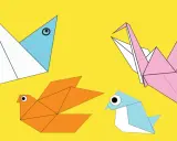 Vier bunte Origami-Vögel, darunter ein blauer Vogel, ein orangefarbener Vogel und ein rosa Kranich, scheinen sich auf einem gelben Hintergrund zu unterhalten. Ein weiterer blauer Vogel, der einem Origami-Pfau ähnelt, blickt nach links.