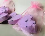 Lavendel-Herzen in rosa Säckchen – eine liebevolle Idee, um Lavendel Geschenke selber zu machen.