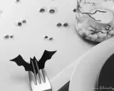 Last-minute Halloween Deko: Fledermaus auf Gabel, überall gruselige Augen und ein Spinnenglas. Perfekt für eine schnelle Gruselparty!