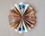 Gefaltetes Geld, das wie eine Socke aussieht, mit 50-Euro-Scheinen, die zu einem Fächer geformt sind.