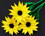 Drei gelbe Papier-Sonnenblumen mit schwarzen Zentren und grünen Stielen, ideal als sonnenblume basteln vorlage.