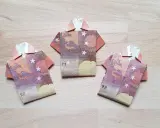 Drei Origami-Hemden aus Geldscheinen. Das letzte Hemd falten ist eine Kunst für sich.