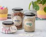 DIY Etiketten zum Ausdrucken verschönern Gläser mit Leckerlis, Quinoa und Snacks. Liebevoll gestaltet für die Küche.