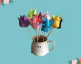 Bunter Strauß Origami-Tulpen in einer Tasse mit der Aufschrift "MOM". Perfekt als Geschenk zum Muttertag.