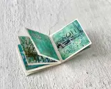 Ein aufgeschlagenes Leporello zum Thema "Soul" mit abstrakten, grünen und blauen Mustern, ideal zum Basteln.
