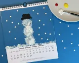 Schneemann-Malerei auf Kalenderblatt für Januar. Tolle kalender basteln ideen für die monate.