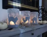 Gruselige Halloween-Windlichter mit Katzen-Silhouetten, Spinnweben und kleinen Kürbissen. Perfekt zum Windlicht Halloween basteln!