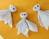 Drei süße Geister aus Papier, die zum Basteln einladen. Perfekt für Halloween-Deko, mit einfachen Vorlagen zum Nachmachen.