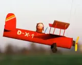 Rotes Bastel-Flugzeug mit Puppen-Pilot, D-X-1, fliegt. Eine tolle Vorlage zum Nachbasteln!