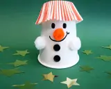 Ein süßer Schneemann basteln mit Becher, Wattebällchen und Sternenkonfetti.