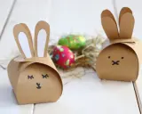 Zwei niedliche Osterhasen-Schachteln aus Pappe, inspiriert von einer Vorlage, mit bunten Ostereiern im Nest.