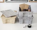Pappmache-Körbe in Grau und Beige, bereit zum Trocknen. Die Frage, wie lange braucht Pappmache zum Trocknen, hängt von vielen Faktoren ab.