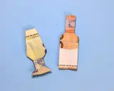 Zwei gefaltete Euroscheine, die eine Flasche und eine Art Vase darstellen. Geld falten flasche.