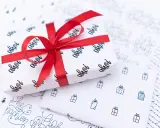 Geschenkpapier zum ausdrucken mit "ahoi" und kleinen Geschenken. Perfekt für maritime Weihnachtsgrüße.