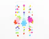Buntes Mobile aus Papierblumen und Kreisen, eine tolle mobile basteln anleitung für Kinder.