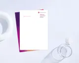 Modernes Briefpapier zum Ausdrucken mit dezentem Farbverlauf und Firmenlogo. Ideal für professionelle Korrespondenz.