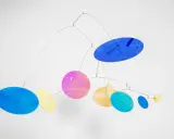 Ein mobiles Kunstwerk mit bunten Scheiben, das an filigranen Drähten hängt. Perfekt für mobile erwachsene basteln Projekte, die Farbe und Bewegung in den Raum bringen.