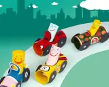 Vier bunte Rollenautos mit Gesichtern rasen auf einer Rennstrecke. Ein tolles Beispiel für auto basteln einfach!
