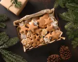 Leckere, selbstgemachte Weihnachtskekse in Stern- und Baumform, verpackt als liebevolle Weihnachts giveaways.